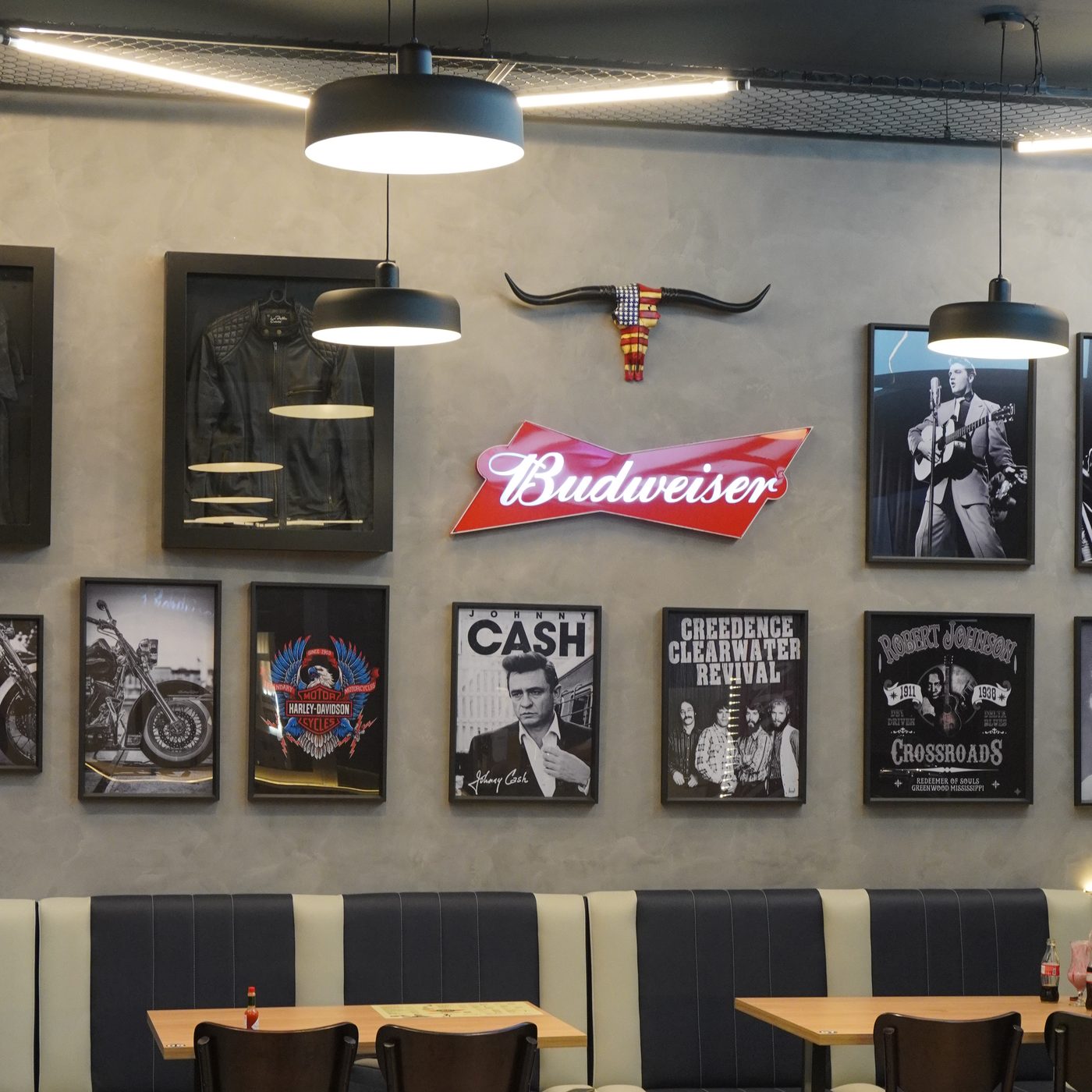 Salão real do Jota Diner, com mesas e decoração temática