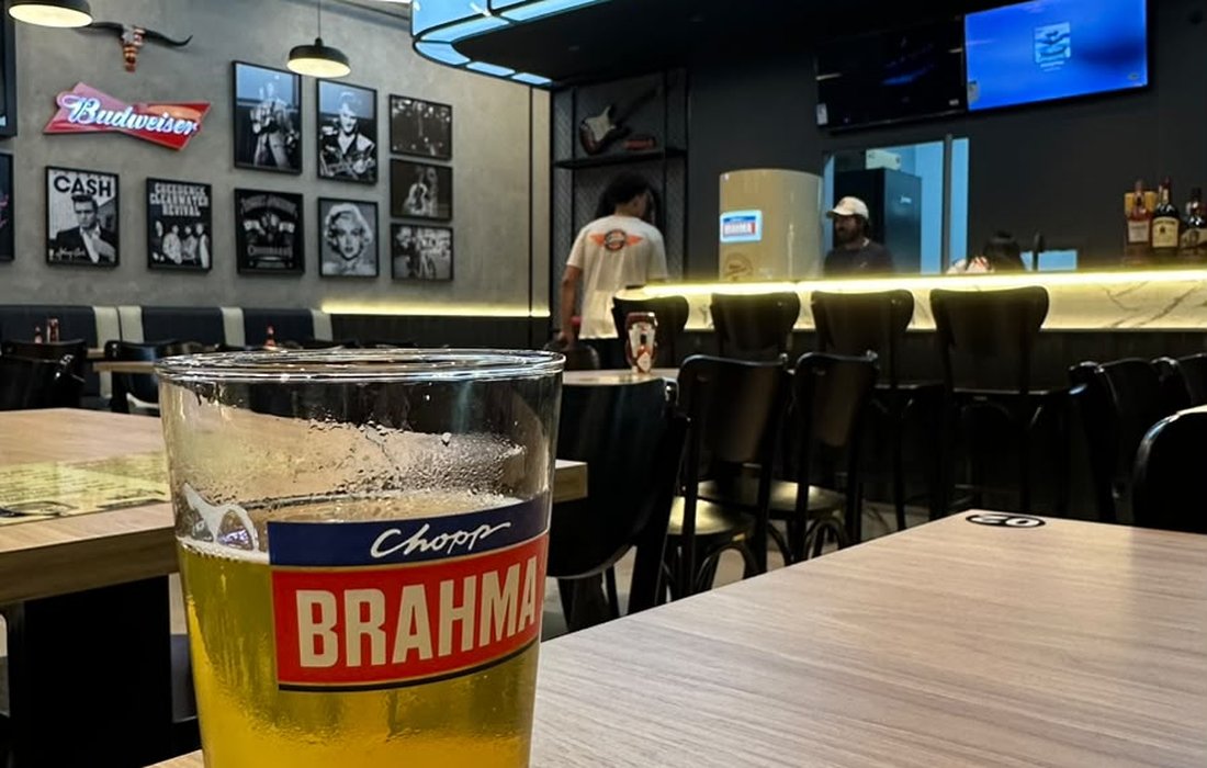 Chopp Brahma gelado no balcão do Jota Diner